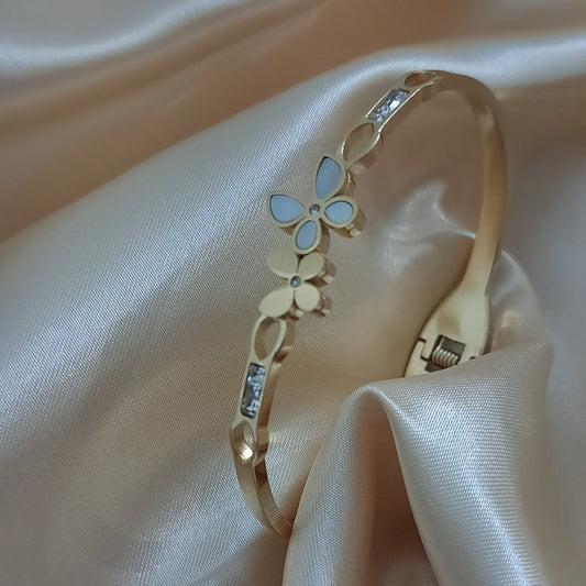 Charming butterfly bracelet with openable design perfect fit