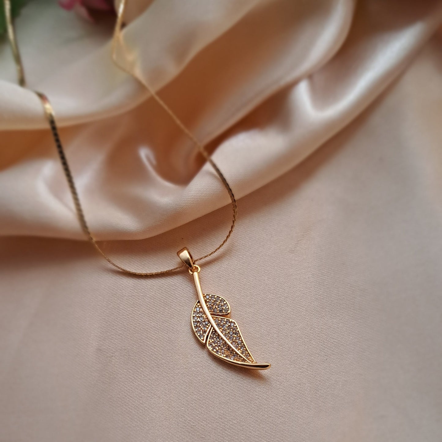 Leaf necklace in Gold Tone with stones