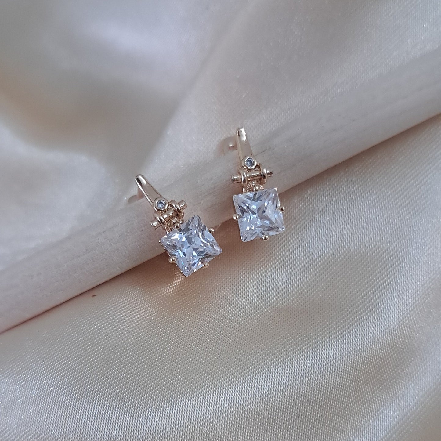 Crystal jewellery earrings anti-tarnish coating details