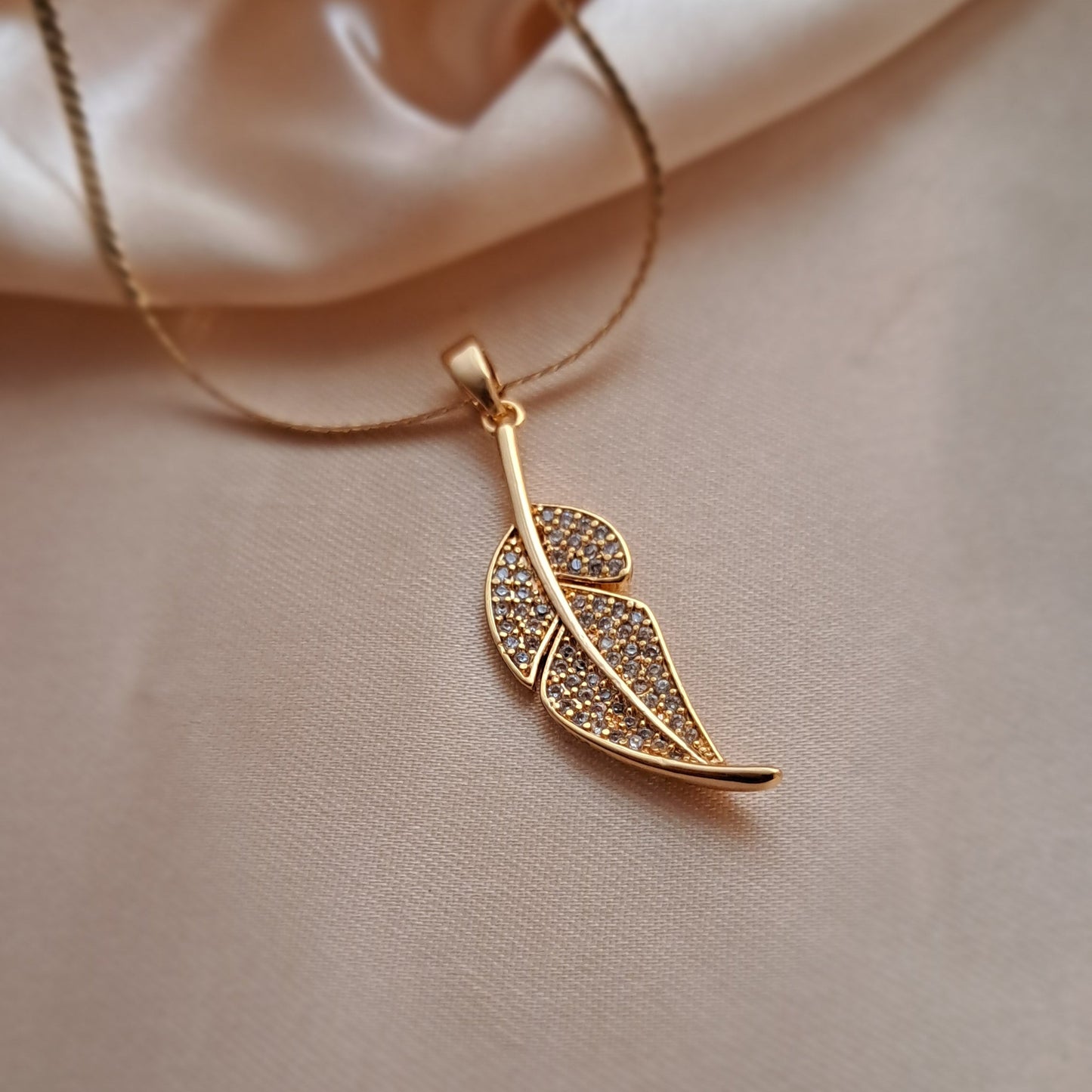 Leaf necklace in Gold Tone with stones
