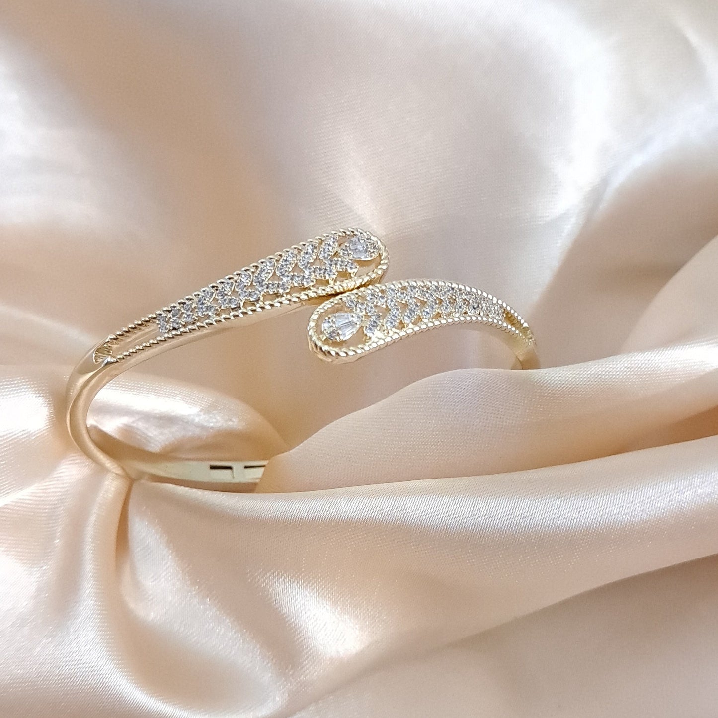 Anti-tarnish bracelet with dazzling AD stones elegant