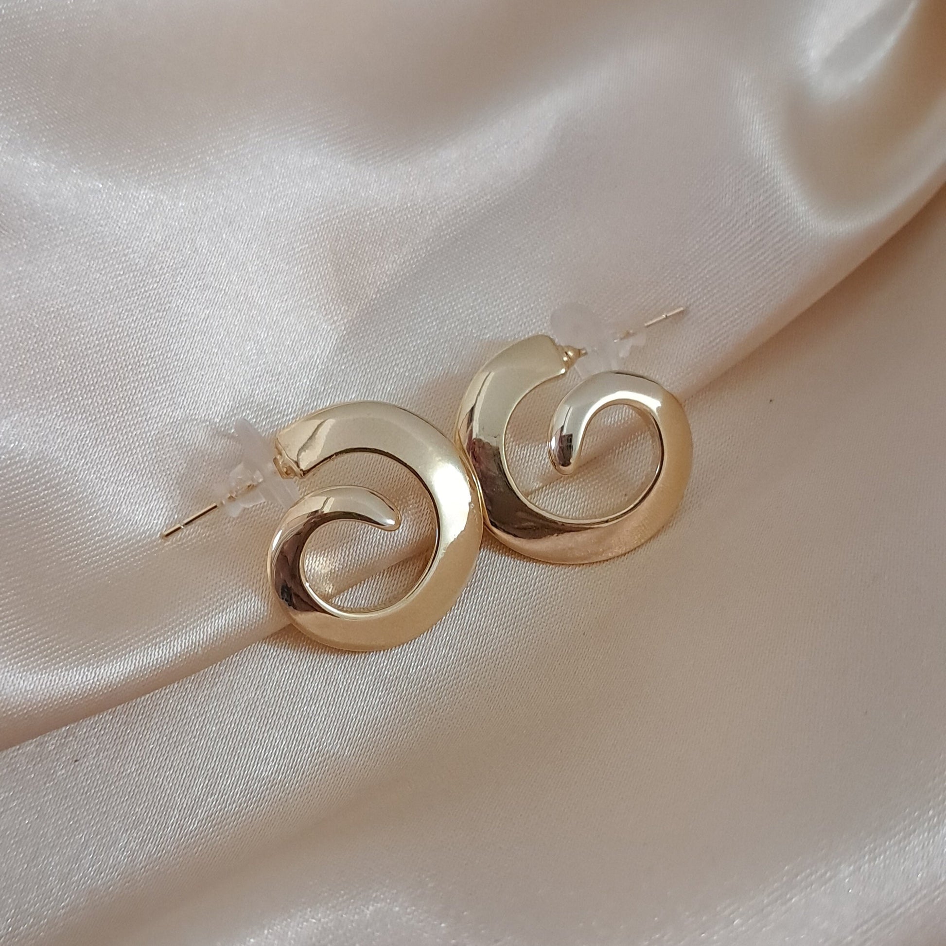Golden spiral earrings anti-tarnish coating details