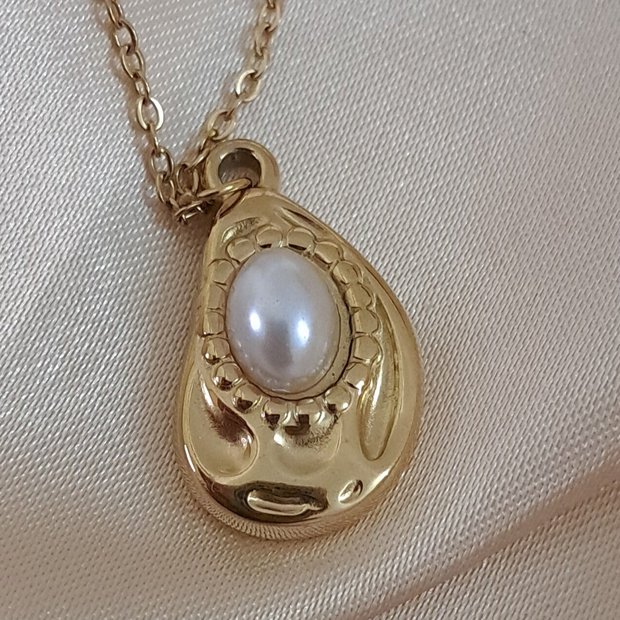 Elegant pearl drop pendant necklace minimalist design