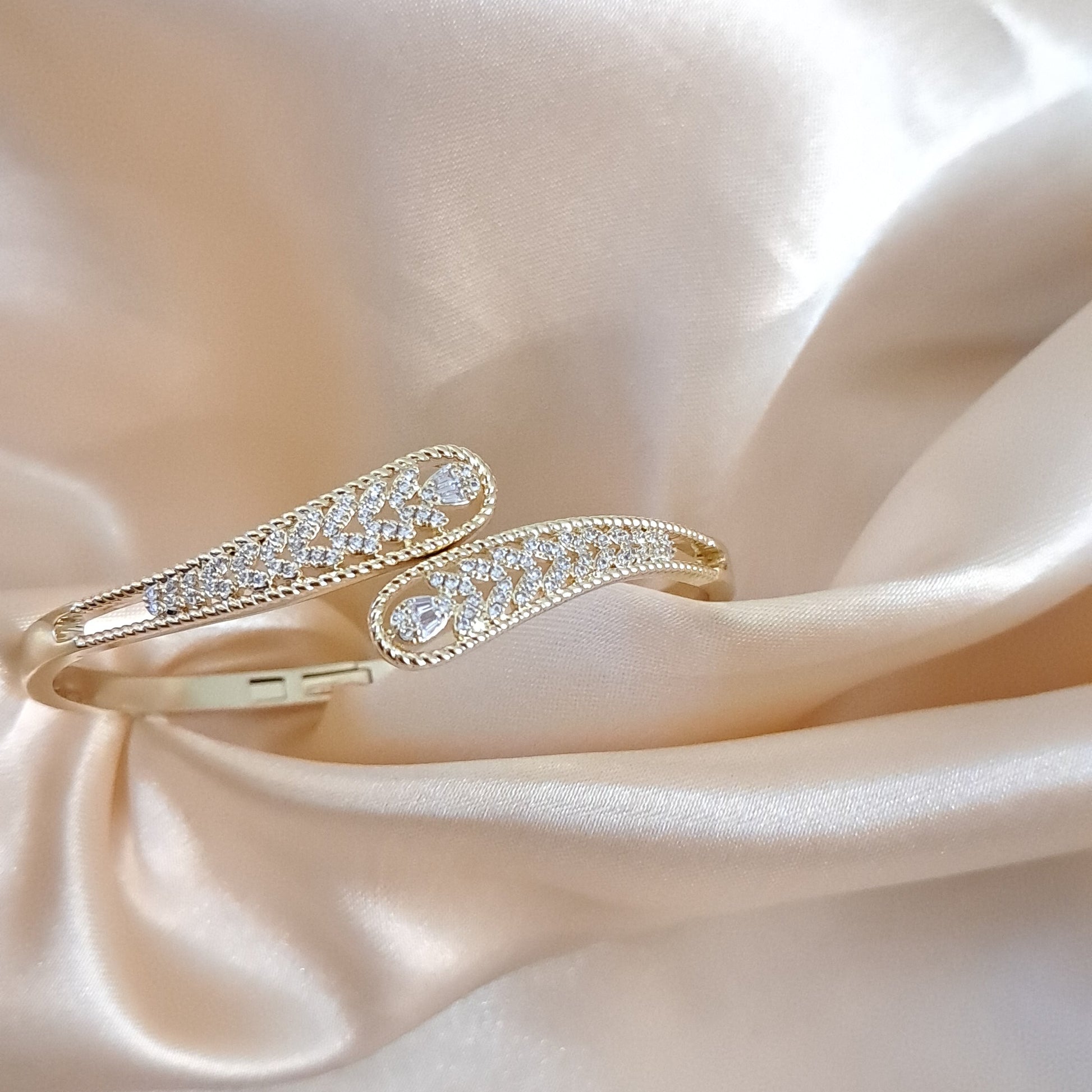 Dazzle anti-tarnish AD bracelet with sparkling stones