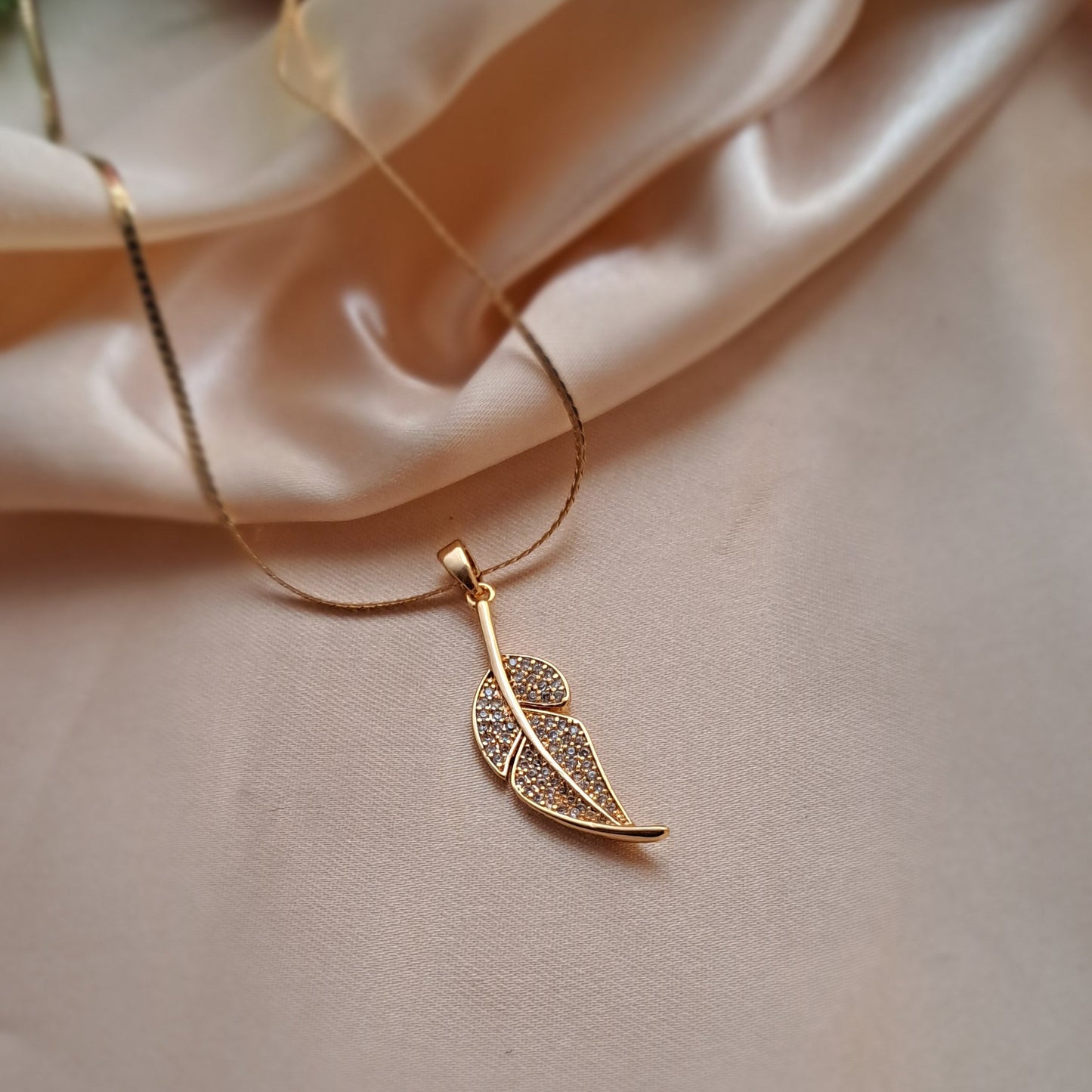 Leaf necklace in Gold Tone with stones