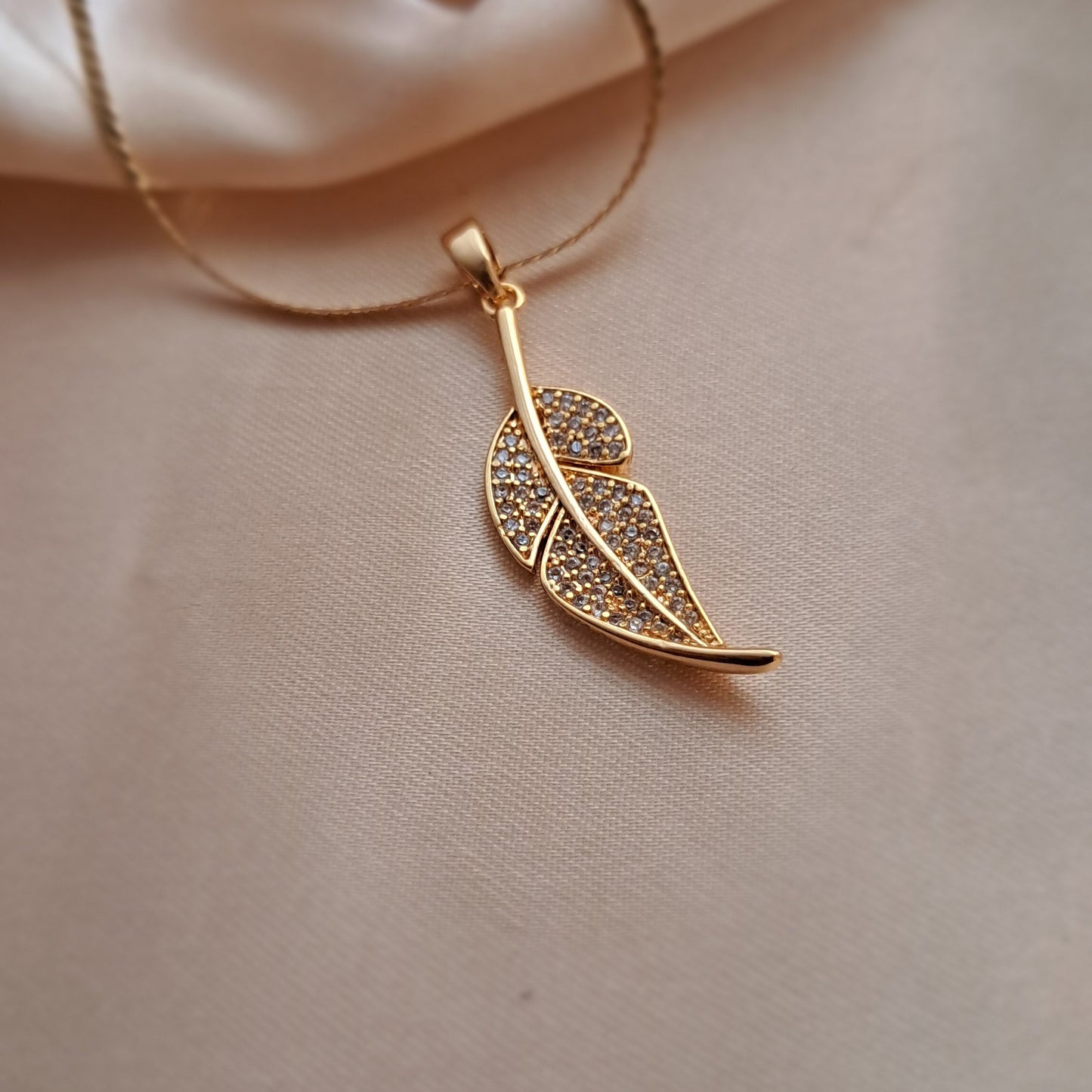 Leaf necklace in Gold Tone with stones