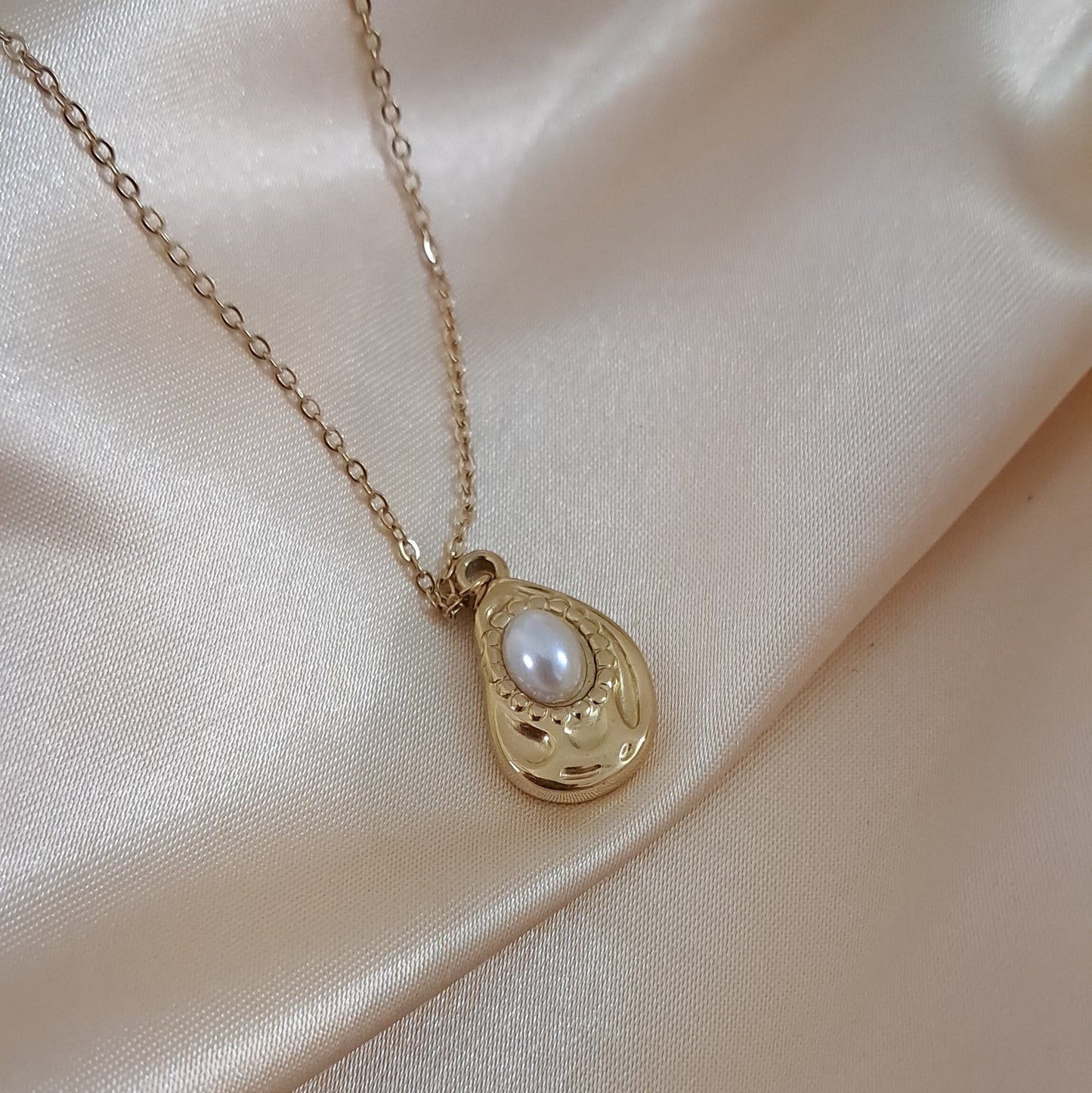 Pearl drop necklace with gold-tone setting anti-tarnish jewellery