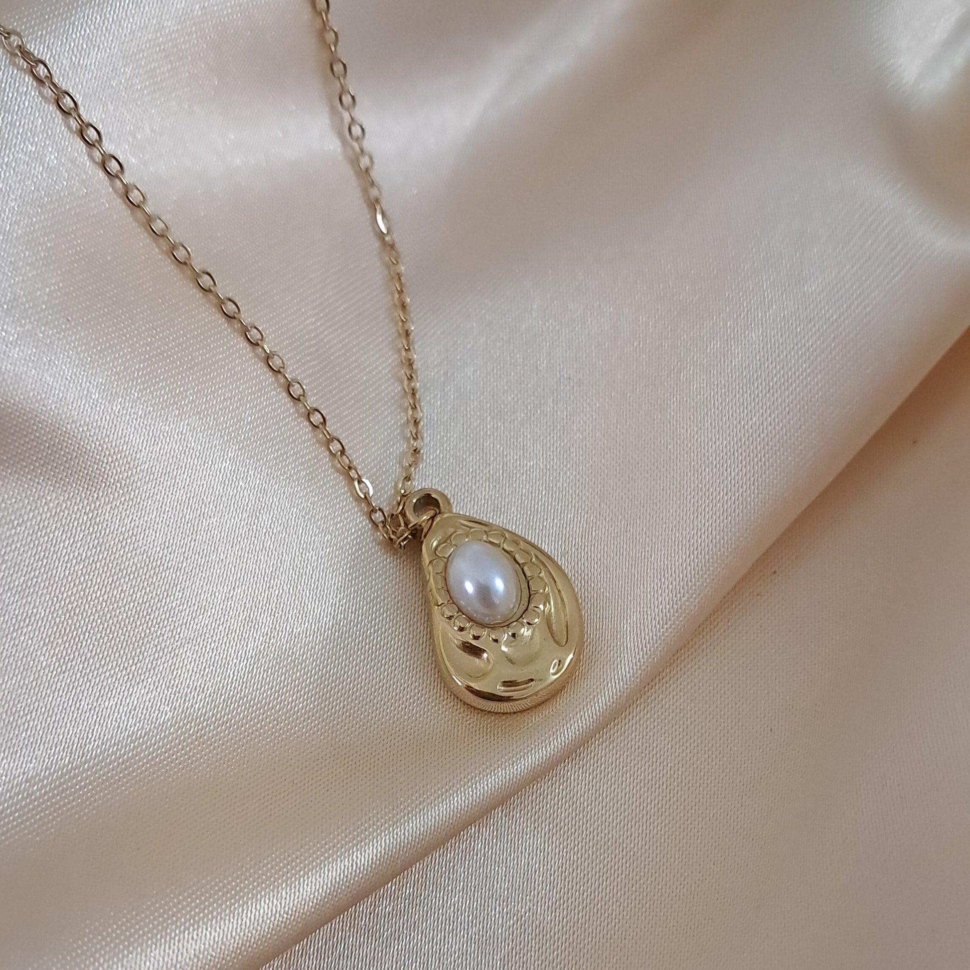 Pearl drop necklace with gold-tone setting anti-tarnish jewellery