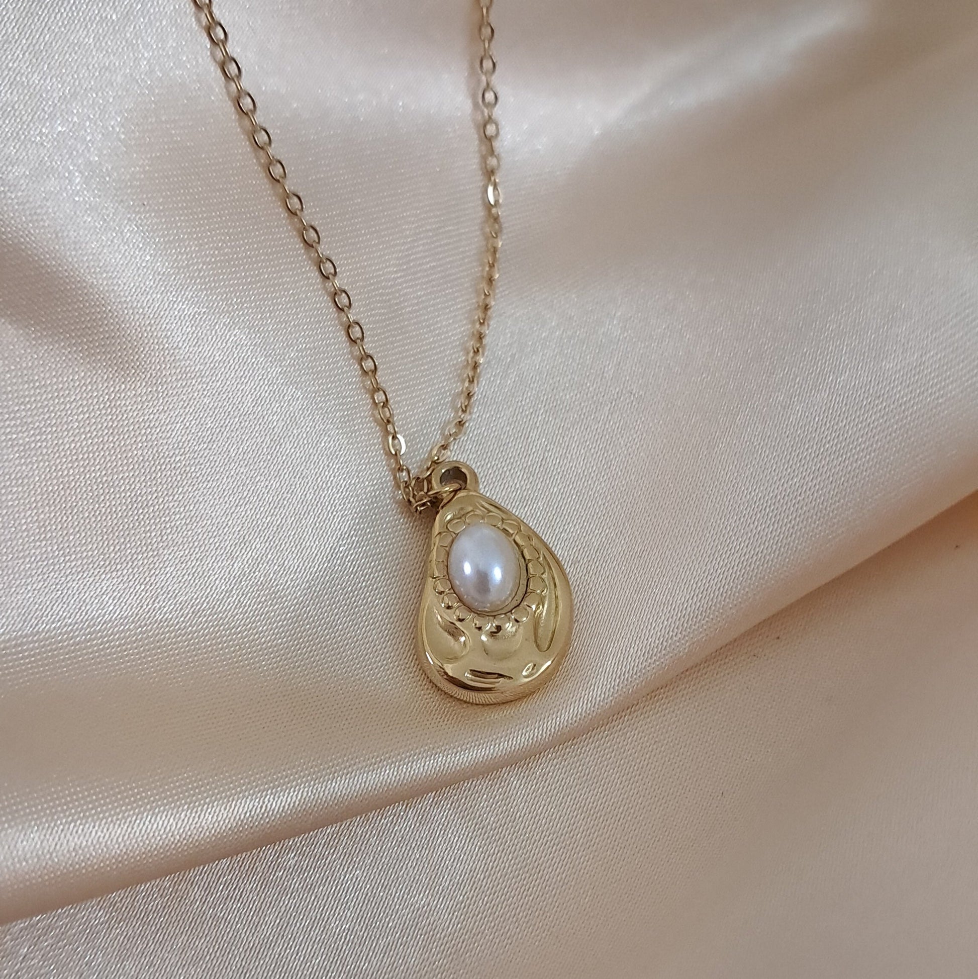 Elegant pearl drop pendant necklace minimalist design