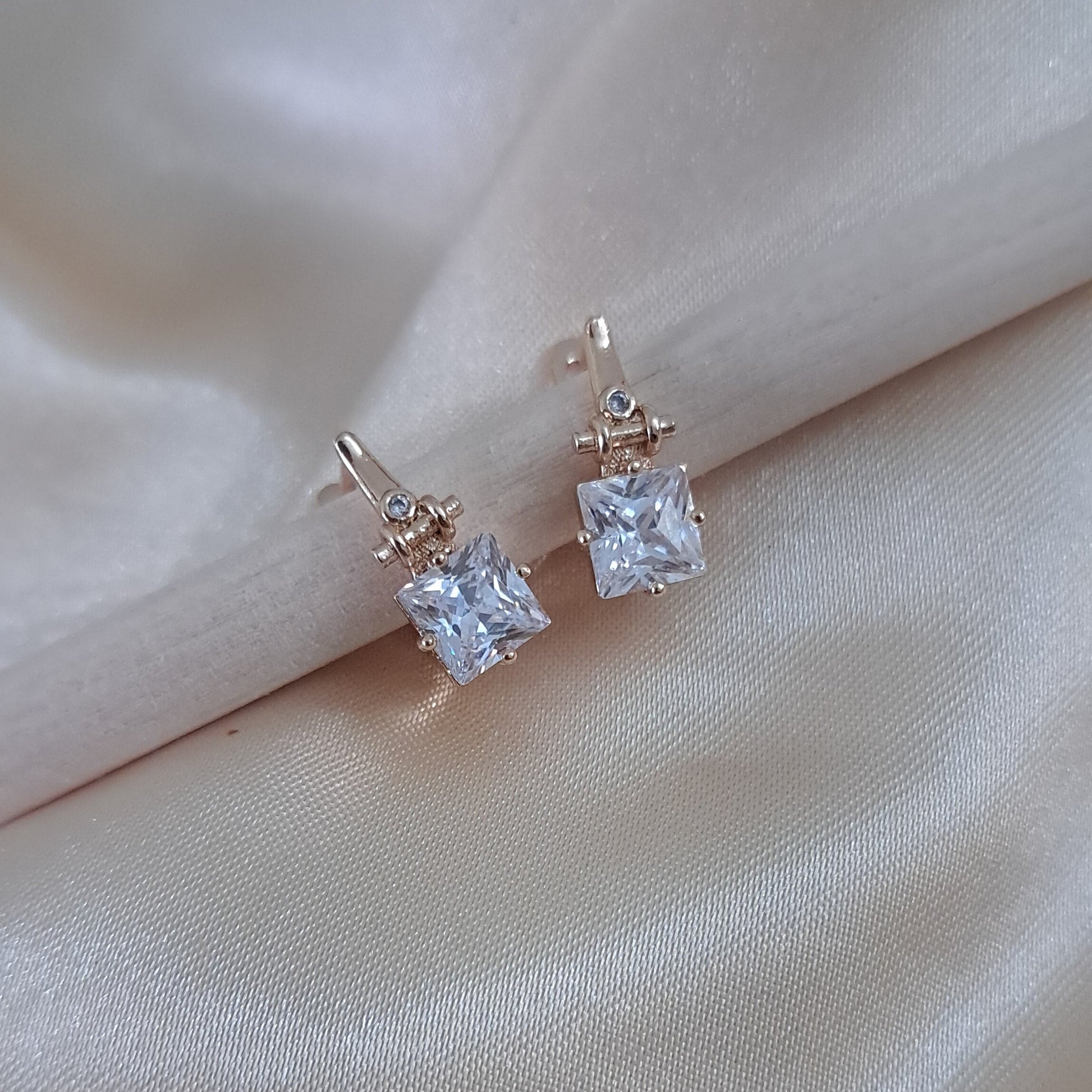 Crystal jewellery earrings anti-tarnish coating details