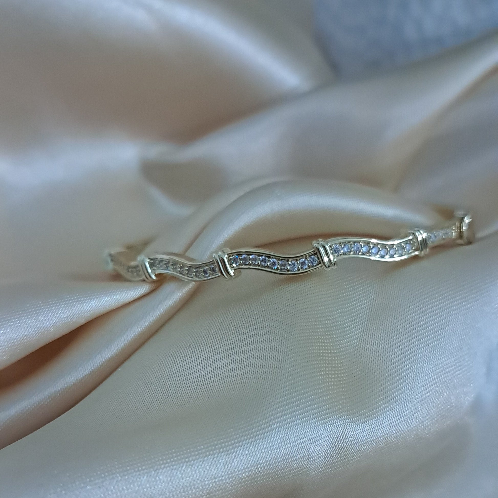 Anti-tarnish wave bracelet stunning AD stones elegant